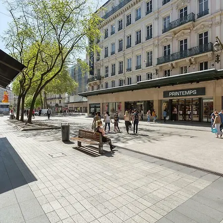 Host Petit Palais Apartment