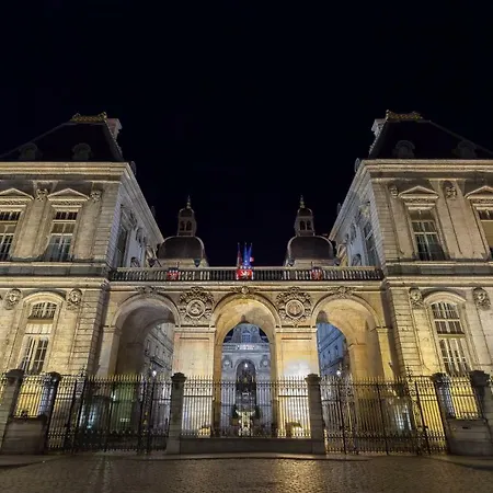 Host Petit Palais Apartment
