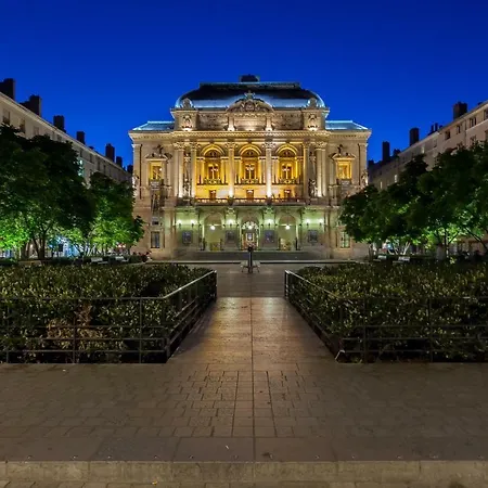 Host Petit Palais Lyon