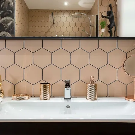 Host Petit Palais Apartment