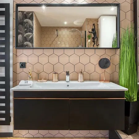 Host Petit Palais Apartment