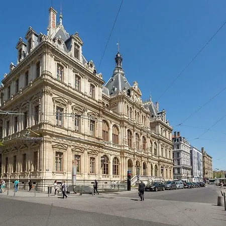 Host Petit Palais Lyon
